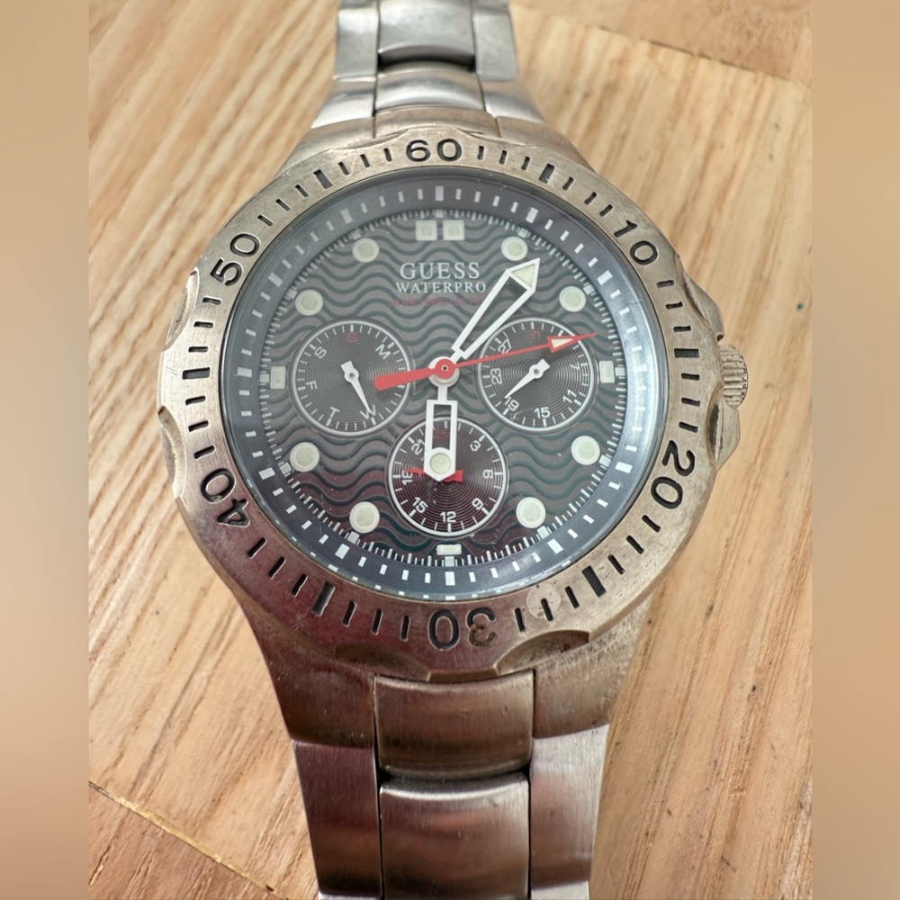 Guess mens waterpro stainless steel
Watch NEW BATTERY